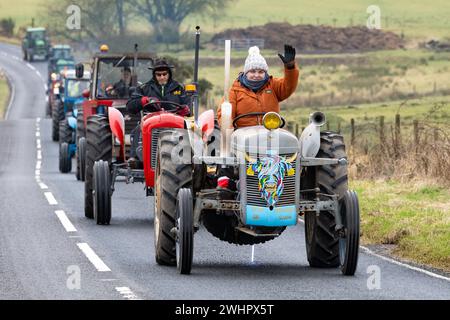 Balfron, Stirling, Scozia, Regno Unito. 11 febbraio 2024. Raccolta fondi Trossachs Tractor Run per Chest Heart e Stroke Scotland. L'evento di beneficenza è stato organizzato da Robert Wilson di Kippen in memoria del famoso fabbro Arnprior Bobby Gunn che morì improvvisamente al lavoro nel 2017. Oltre 40 trattori percorreranno il percorso di 50 km attraverso l'area di Stirling. Le donazioni all'ente di beneficenza possono essere fatte attraverso la pagina "Just Giving" di Robert. Crediti: Kay Roxby/Alamy Live News Foto Stock