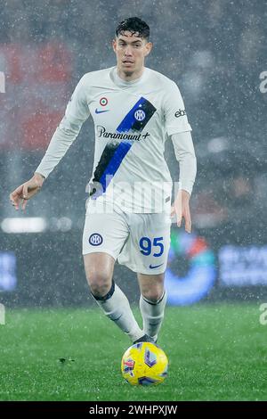 Il difensore italiano di Inter Alessandro bastoni controlla il pallone durante la partita di serie A tra AS Roma vs Inter allo Stadio Olimpico di Roma, Italia, il 10 febbraio 2024. Foto Stock