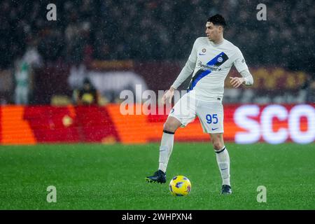 Il difensore italiano di Inter Alessandro bastoni controlla il pallone durante la partita di serie A tra AS Roma vs Inter allo Stadio Olimpico di Roma, Italia, il 10 febbraio 2024. Foto Stock