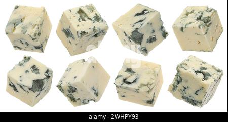 Cubetti di formaggio blu isolati su fondo bianco, profondità di campo completa Foto Stock