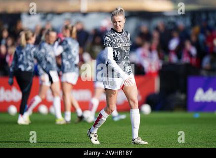 Leah Williamson dell'Arsenal si scalda davanti alla partita del quinto round della Adobe WFA Cup al Mangata Pay UK Stadium di Borehamwood. Data foto: Domenica 11 febbraio 2024. Foto Stock