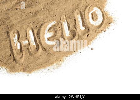 Word Hello scritto in sabbia su sfondo bianco, concetto di benvenuto per turismo e vacanze in spiaggia e mare, copia spazio, vista f Foto Stock