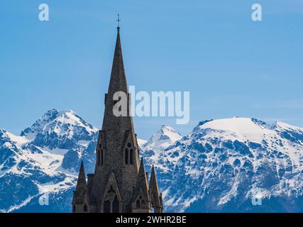 Chiesa parrocchiale, ex chiesa collegiata dedicata a San. Andrew a Grenoble, in Francia, affacciato sulla neve Foto Stock