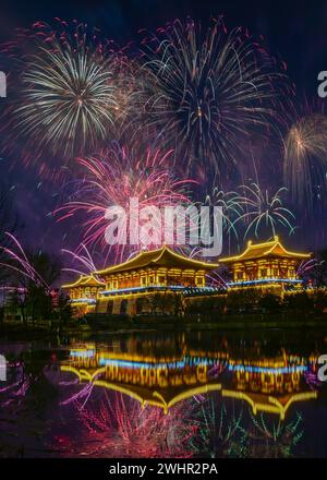 Pechino, Cina. 10 febbraio 2024. Questa foto scattata il 10 febbraio 2024 mostra i fuochi d'artificio e l'illuminazione a Luoyang, nella provincia cinese centrale di Henan. L'illuminazione e l'apprezzamento delle lanterne durante il Festival di primavera sono una tradizione storica in Cina. Crediti: Li Weichao/Xinhua/Alamy Live News Foto Stock