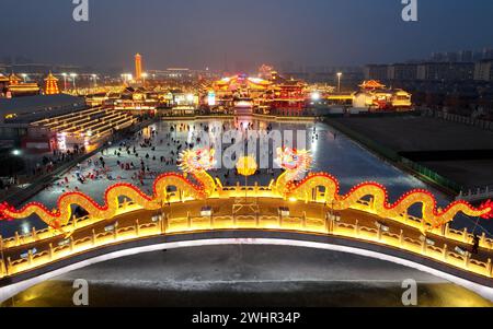 Pechino, Cina. 10 febbraio 2024. Una foto aerea scattata il 10 febbraio 2024 mostra le installazioni di luci a Tangshan, nella provincia di Hebei, nella Cina settentrionale. L'illuminazione e l'apprezzamento delle lanterne durante il Festival di primavera sono una tradizione storica in Cina. Crediti: Yang Shiyao/Xinhua/Alamy Live News Foto Stock