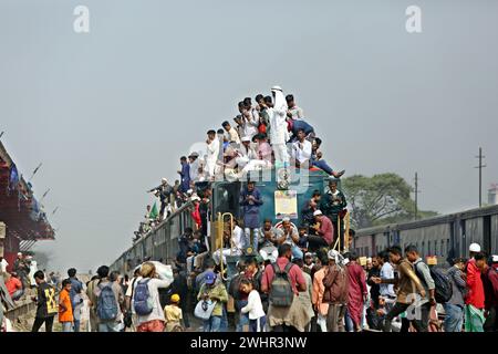 Dhaka, Wari, Bangladesh. 11 febbraio 2024. Migliaia di devoti musulmani stanno tornando a casa su un treno sovraffollato dopo aver partecipato alla preghiera finale di Bishwa Ijtema, che è considerato il secondo raduno musulmano più grande del mondo dopo Hajj, a Tongi, alla periferia di Dhaka, Bangladesh, l'11 febbraio 2024. (Credit Image: © Habibur Rahman/ZUMA Press Wire) SOLO PER USO EDITORIALE! Non per USO commerciale! Foto Stock