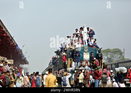 Dhaka, Wari, Bangladesh. 11 febbraio 2024. Migliaia di devoti musulmani stanno tornando a casa su un treno sovraffollato dopo aver partecipato alla preghiera finale di Bishwa Ijtema, che è considerato il secondo raduno musulmano più grande del mondo dopo Hajj, a Tongi, alla periferia di Dhaka, Bangladesh, l'11 febbraio 2024. (Credit Image: © Habibur Rahman/ZUMA Press Wire) SOLO PER USO EDITORIALE! Non per USO commerciale! Foto Stock
