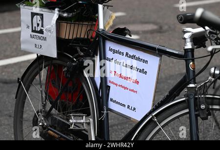 11 febbraio 2024, Baden-Württemberg, Pforzheim: Ad una manifestazione ciclistica per l'attivista ciclistico Andreas Mandalka, morto in un incidente, un cartello con la scritta "andare in bicicletta su strade di campagna = pena di morte eseguita immediatamente Natenom R.I.P." è appeso su una bicicletta. Mandalka era conosciuto sui social media con il nome di "Natenom". Foto: Uli Deck/dpa Foto Stock