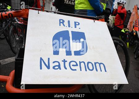 11 febbraio 2024, Baden-Württemberg, Pforzheim: Un cartello con l'iscrizione "R.I.P. Natenom" è appeso su una bicicletta ad una manifestazione ciclistica per l'attivista ciclistico Andreas Mandalka, morto in un incidente. Mandalka era conosciuto sui social media con il nome di "Natenom". Foto: Uli Deck/dpa Foto Stock