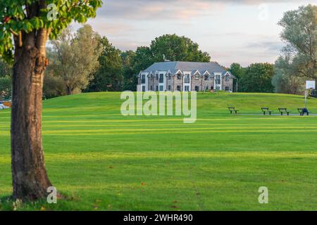 Great Hollands a Bracknell, Berkshire. Nuovo complesso di appartamenti in Great Hollands Road nel Great Hollands Park Foto Stock