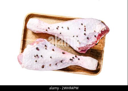 La bacchetta del tacchino con le spezie in un recipiente di legno. Isolato su sfondo bianco. Vista dall'alto Foto Stock