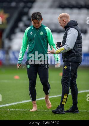 Paisley, Regno Unito. 11 febbraio 2024; St Mirren Park, Paisley, Renfrewshire, Scozia, Scottish Cup Football, St Mirren contro Celtic; Hyeongyu Oh di Celtic chatta con l'allenatore del Celtic Adam Sadler credito: Action Plus Sports Images/Alamy Live News Foto Stock