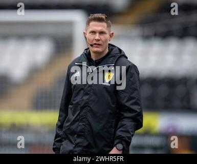 Paisley, Regno Unito. 11 febbraio 2024; St Mirren Park, Paisley, Renfrewshire, Scozia, Scottish Cup Football, St Mirren contro Celtic; l'arbitro David Dickinsonm ispeziona il campo crediti: Action Plus Sports Images/Alamy Live News Foto Stock