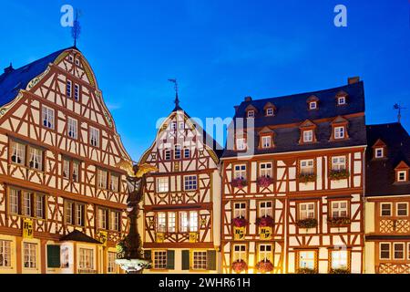 Case a graticcio sulla piazza medievale del mercato, Bernkastel-Kues, Germania, Europa Foto Stock