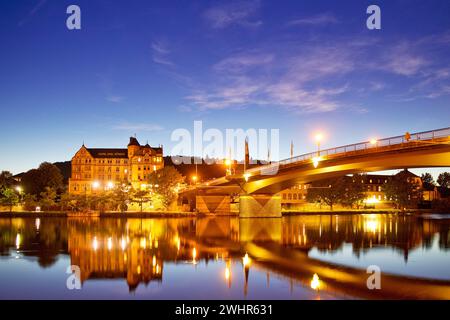 Il fiume Mosella in serata con il ponte da Bernkastel a Kues, Bernkastel-Kues, Germania Foto Stock