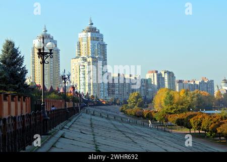 Kiev. Regione di Kiev. Ucraina. 09.16.2019. Spiaggia di Obolonskaya e argine con edifici alti in una giornata di sole a Kiev. Foto Stock