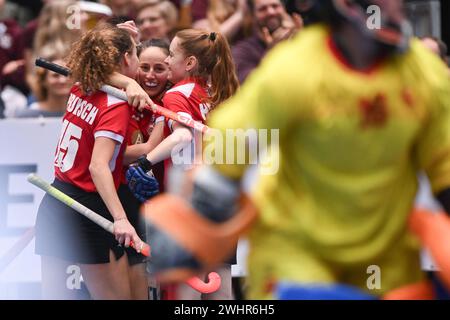 Berlino, Germania. 11 febbraio 2024. Hockey/sala, donne: Campionato europeo, Austria - Spagna, finale, partita per il 3° posto: I giocatori austriaci festeggiano dopo aver segnato un gol. Crediti: Sebastian Christoph Gollnow/dpa/Alamy Live News Foto Stock