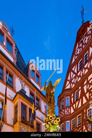 St La fontana di Michele con il municipio e la casa a graticcio, Bernkastel-Kues, Germania Europa Foto Stock