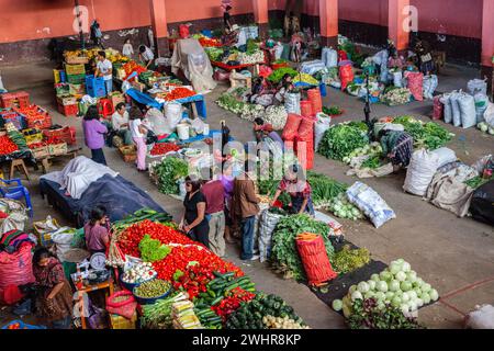 Chichicastenango, Guatemala. Acquisto e vendita di ortaggi freschi nel mercato coperto. Foto Stock