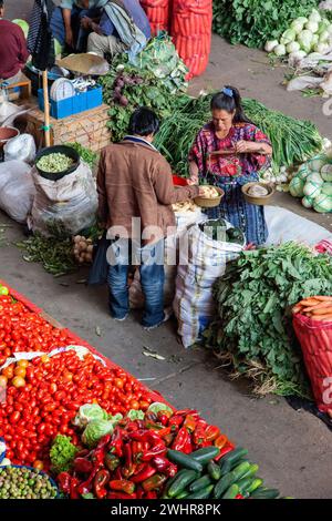 Chichicastenango, Guatemala. Acquisto e vendita di patate nel mercato coperto. Quiche (K'iche') gruppo etnico. Foto Stock