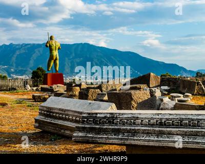 Incredibili rovine dell'antica città di Pompei con una statua dello scultore polacco Igor Mitoraj sullo sfondo, Napoli, Italia Foto Stock