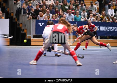 Berlino, Germania. 11 febbraio 2024. Hockey/sala, donne, Campionato europeo, Austria - Spagna, finale, partita per il terzo posto, l'austriaca Fiona Felber segna un gol. Crediti: Sebastian Christoph Gollnow/dpa/Alamy Live News Foto Stock