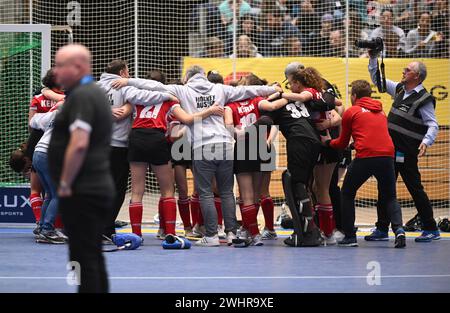 Berlino, Germania. 11 febbraio 2024. Hockey/sala, donne, Campionato europeo, Austria - Spagna, finale, partita per il terzo posto: i giocatori austriaci festeggiano dopo la vittoria. Crediti: Sebastian Christoph Gollnow/dpa/Alamy Live News Foto Stock