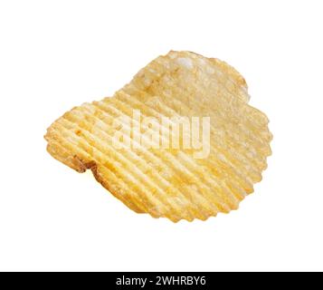 Primo piano di un singolo frammento di patata isolato su sfondo bianco, che mostra la sua consistenza e il colore dorato. Foto Stock