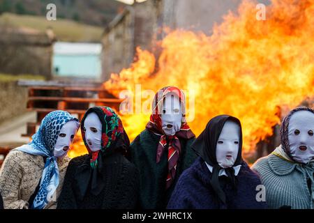 Luzon, Spagna. 10 febbraio 2024. Le donne che indossano maschere bianche partecipano ad un tradizionale carnevale a Luzon, in Spagna, sabato 10 febbraio 2024. Il carnevale di Luzon, che si ritiene risalga all'epoca celtica, presenta Devils e persone vestite con gonne colorate e maschere facciali bianche. Foto di Paul Hanna/UPI. Crediti: UPI/Alamy Live News Foto Stock