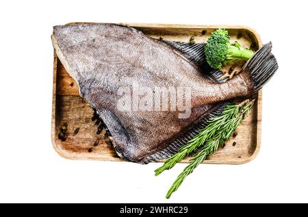 Pesce fresco crudo di John Dory su un vassoio di legno con rosmarino e broccoli. Isolato su sfondo bianco. Vista dall'alto Foto Stock