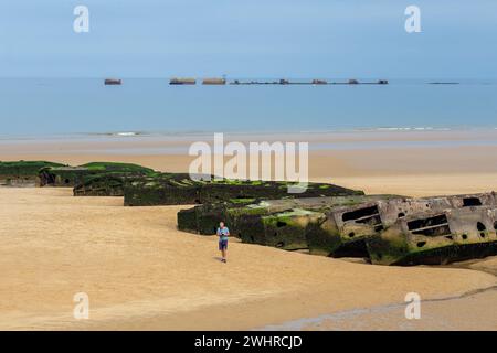 Pontons del D-Day sulla Gold Beach ad Arromanches-les-Bains, Normandia, Francia Foto Stock