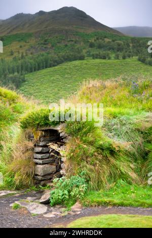 Tipica casa sotterranea rurale islandese sovrastata Foto Stock