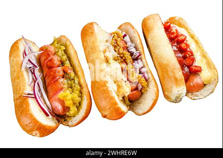 Hot dog con guarnizioni assortite. Deliziosi hot dog con salsicce di maiale e manzo. Isolato su sfondo bianco. Vista dall'alto Foto Stock