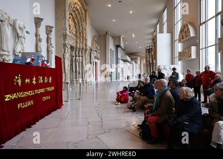 Parigi, Francia. 10 febbraio 2024. La gente guarda uno spettacolo di marionette messo in scena da Zhangzhou Puppet Troupe dalla provincia del Fujian nella Cina sud-orientale presso il Museo della città di architettura e del patrimonio a Parigi, Francia, 10 febbraio 2024. Crediti: Gao Jing/Xinhua/Alamy Live News Foto Stock