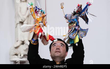 Parigi, Francia. 10 febbraio 2024. Un artista della Zhangzhou Puppet Troupe della provincia del Fujian della Cina sud-orientale si esibisce durante uno spettacolo di burattini al Museo della città di architettura e del patrimonio di Parigi, Francia, 10 febbraio 2024. Crediti: Gao Jing/Xinhua/Alamy Live News Foto Stock