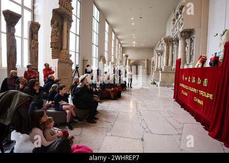 Parigi, Francia. 10 febbraio 2024. La gente guarda uno spettacolo di marionette messo in scena da Zhangzhou Puppet Troupe dalla provincia del Fujian nella Cina sud-orientale presso il Museo della città di architettura e del patrimonio a Parigi, Francia, 10 febbraio 2024. Crediti: Gao Jing/Xinhua/Alamy Live News Foto Stock