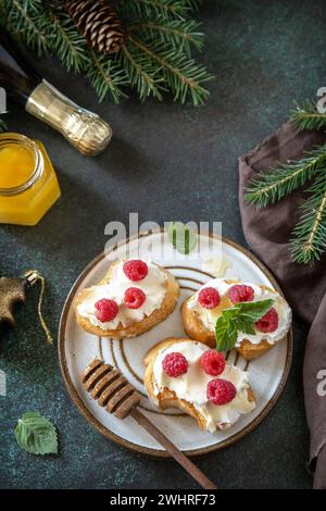 Cena di Natale, menu festivo. Antipasto tradizionale italiano bruschetta antipasto con formaggio spalmabile, lamponi e miele è S Foto Stock