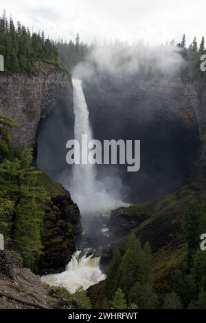 Le cascate di Helmcken sono una spettacolare cascata che si innalza per circa 141 metri sul bordo di una roccia vulcanica nel Wells Gray Provincial Park nella British Columbia Foto Stock