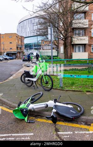 Lime e-bike ed e-Scooters abbandonati per le strade intorno a Tottenham , Borough of Haringey , North London , England UK Foto Stock