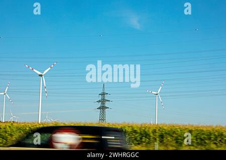 centrale eolica lungo l'autostrada durante il giorno. Risparmio di elettricità Foto Stock