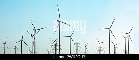 centrale eolica lungo l'autostrada durante il giorno. Risparmio di elettricità Foto Stock