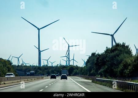 centrale eolica lungo l'autostrada durante il giorno. Risparmio di elettricità Foto Stock