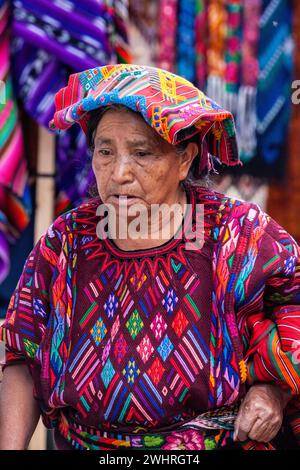 Chichicastenango, Guatemala. Quiche (Kiche, K'iche') donna nel mercato indossando abiti tradizionali. Foto Stock