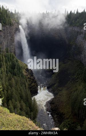 Le cascate di Helmcken sono una spettacolare cascata che si innalza per circa 141 metri sul bordo di una roccia vulcanica nel Wells Gray Provincial Park nella British Columbia a Cana Foto Stock