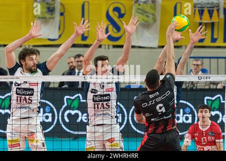 Jan Kozamernik di ITAS Trentino Volley e Kamil Rychlicki di ITAS Trentino Volley in azione durante il match tra ITAS Trentino Volley e Asseco Foto Stock