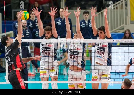 Kamil Rychlicki di ITAS Trentino Volley e Marko Podrascanin di ITAS Trentino Volley e Alessandro Michieletto di ITAS Trentino Volley in azione dur Foto Stock