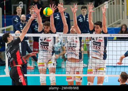 Kamil Rychlicki di ITAS Trentino Volley e Marko Podrascanin di ITAS Trentino Volley e Alessandro Michieletto di ITAS Trentino Volley in azione dur Foto Stock