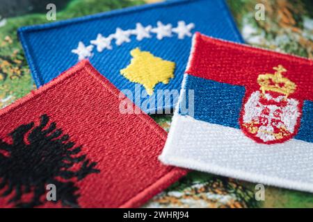 Simbolo del Kosovo, della Serbia e dell'Albania, concetto di relazioni difficili e problemi di frontiera Foto Stock