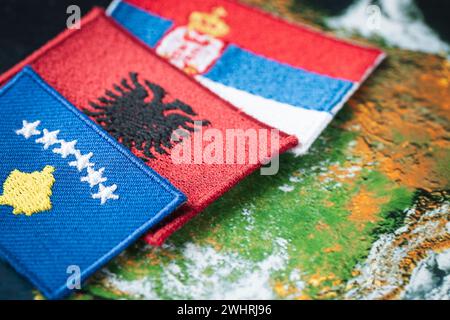 Simbolo del Kosovo, della Serbia e dell'Albania, concetto di relazioni difficili e problemi di frontiera Foto Stock