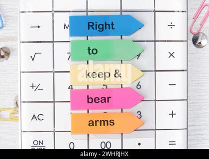 testo del diritto di tenere e portare le braccia scritto su adesivi a forma di freccia Foto Stock